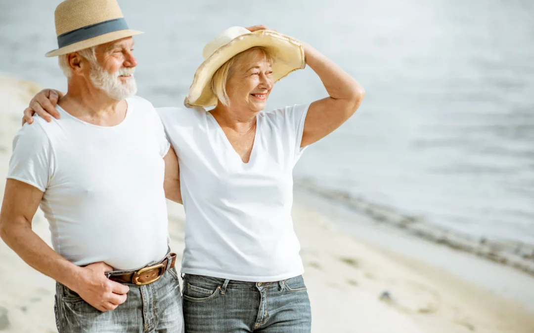 Usměvavý seniorský pár na pláži u moře v Bulharsku během slunečného dne